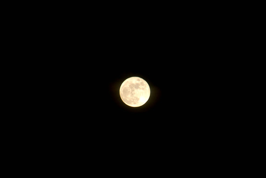 天空圆月