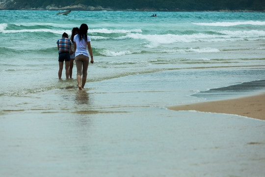 海滨浴场踏浪女人