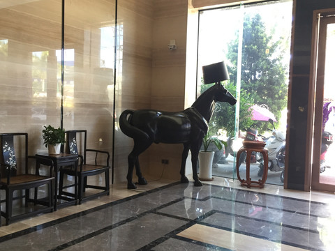 豪华酒店大厅马雕塑