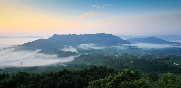 宜宾横江古镇清晨云雾缭绕的高山