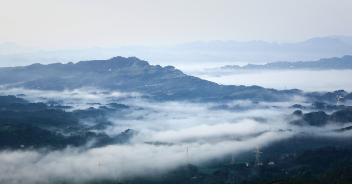 宜宾横江古镇清晨云雾缭绕的高山