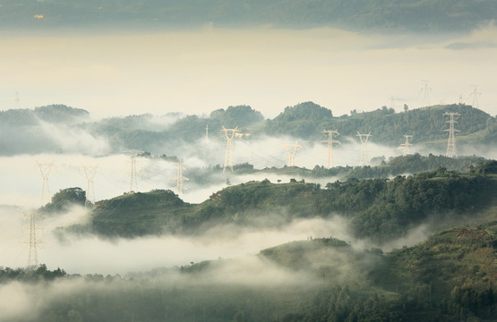 清晨云雾缭绕的铁塔与山脉