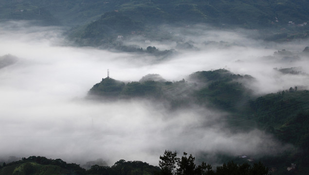 清晨云雾缭绕的村庄与高山