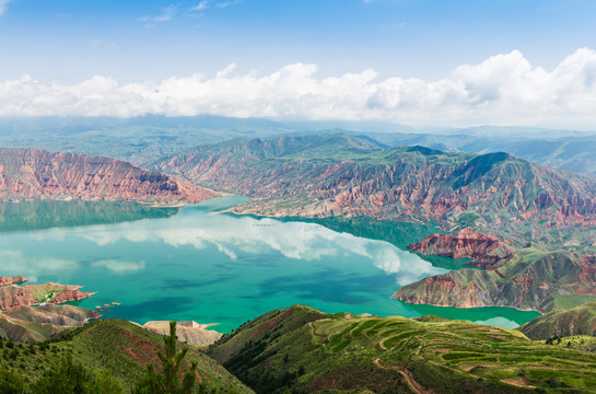 青海坎布拉国家森林公园龟山平湖