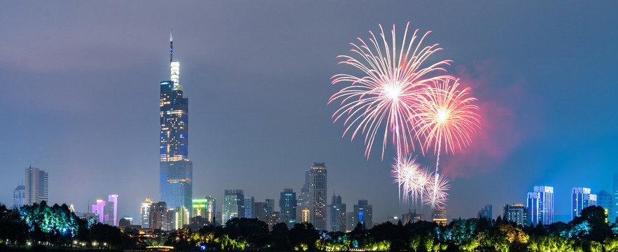 城市倒影烟花夜景