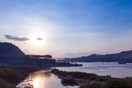 江畔黄昏夕阳