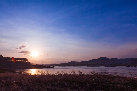 江畔黄昏夕阳