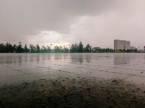 阴天下雨