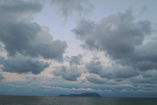 蓝天白云海岛大海灵山岛