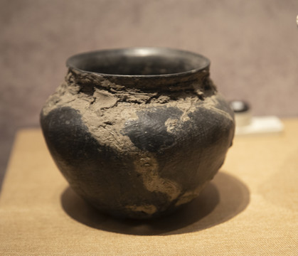 良渚文化黑陶贯耳壶