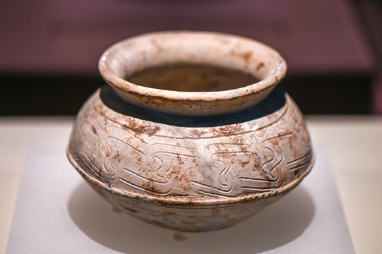 上海崧泽文化时期的陶罐
