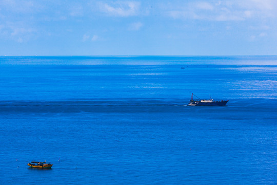 湛蓝的海洋海平面