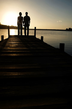 在湖边看日落的夫妇