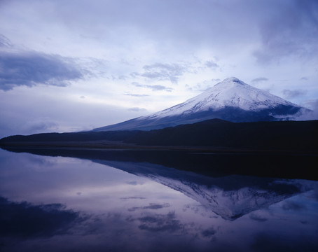 湖中的富士山