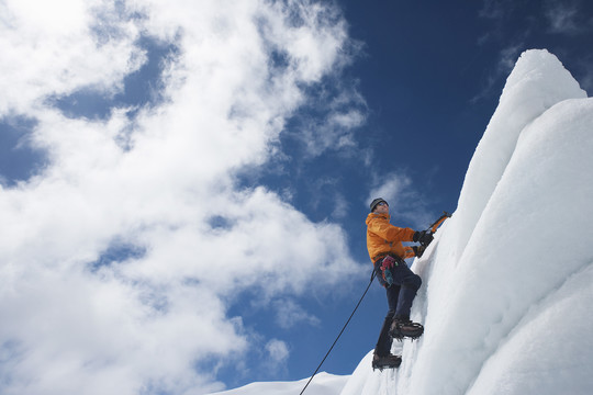 攀登雪峰的登山者