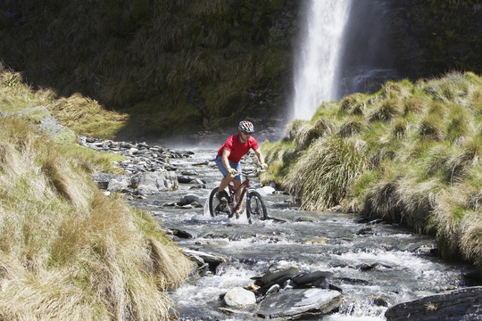 在瀑布河里骑自行车