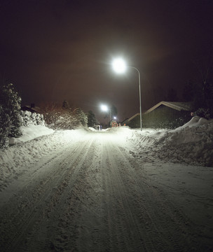 夜幕覆盖的街道