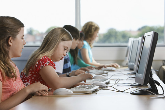 唐氏综合症女孩在学校使用电脑