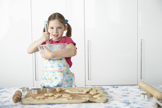 在厨房准备饼干的女孩