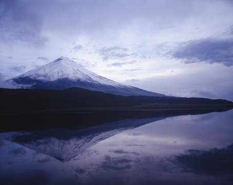 湖中的富士山