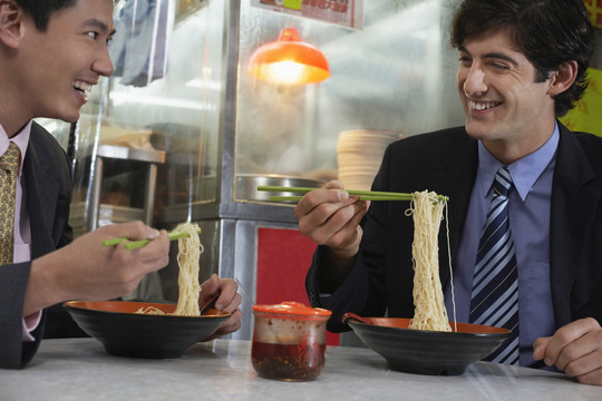 在中国餐馆吃午饭的商人