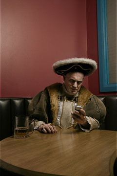 亨利八世在餐桌上用手机