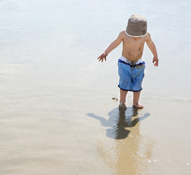 在海滩上玩耍的小男孩