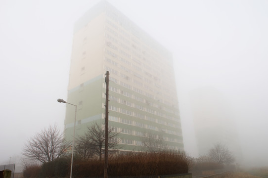 浓雾里的公寓楼