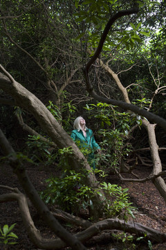 站在森林里的女人