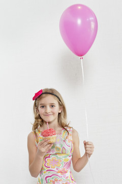 拿着派对气球的小女孩
