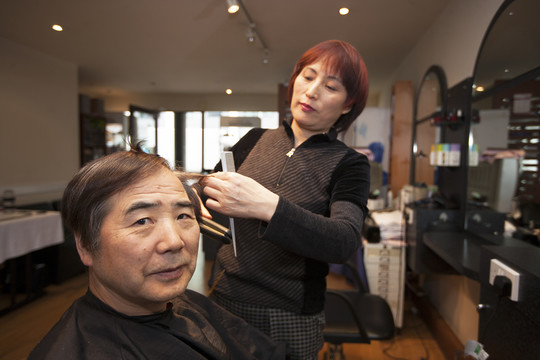 美发师和顾客