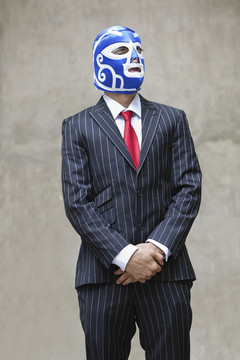 戴着摔跤面具的商务男士