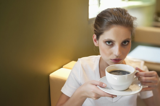 喝咖啡的年轻女人