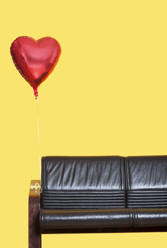 系在沙发上的心形气球