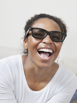 戴着3D眼镜的快乐妇女