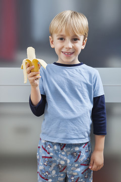 手持香蕉的男孩肖像