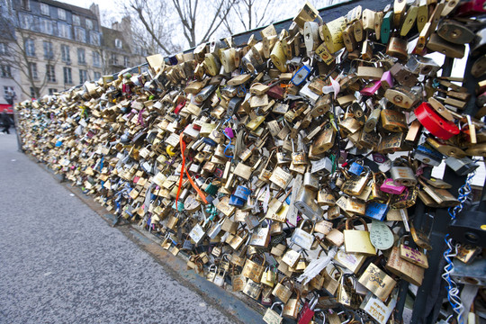 巴黎的爱情挂锁墙