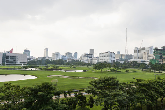 高尔夫球场和城市天际线景观