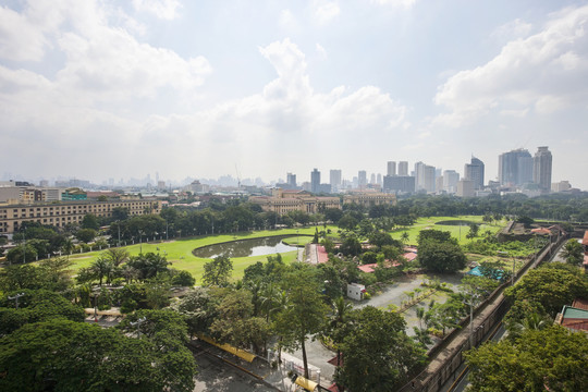 高尔夫球场和城市天际线景观