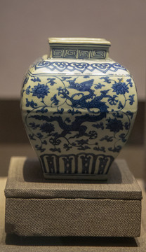 明代青花龙纹陶瓷方罐
