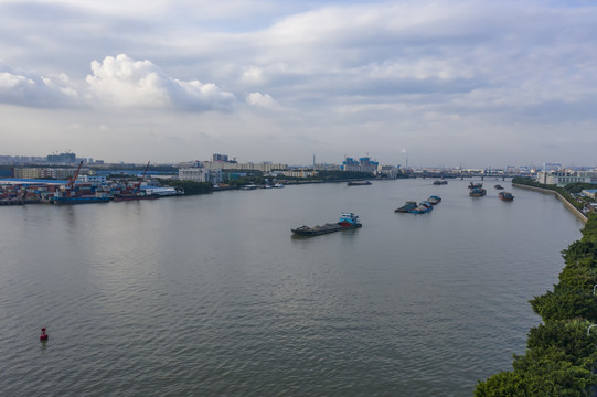 中国东江里忙碌的运输轮船