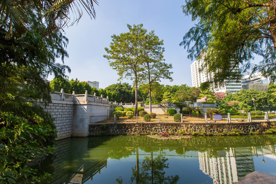 广东湛江寸金纪念广场湖泊