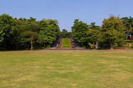 广东湛江湖光岩风景区景区一角