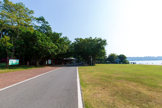 广东湛江湖光岩风景区景区一角