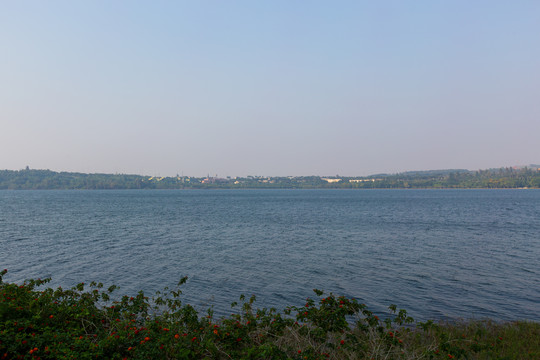 广东湛江湖光岩风景区镜湖风光