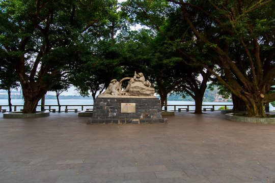 广东湛江湖光岩风景区开拓雕像