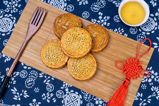 中国风青花背景月饼组合