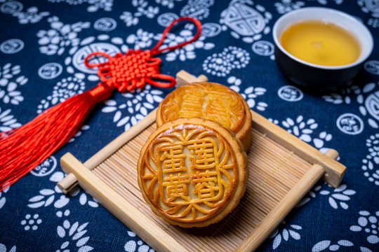 中国风蛋黄莲蓉月饼