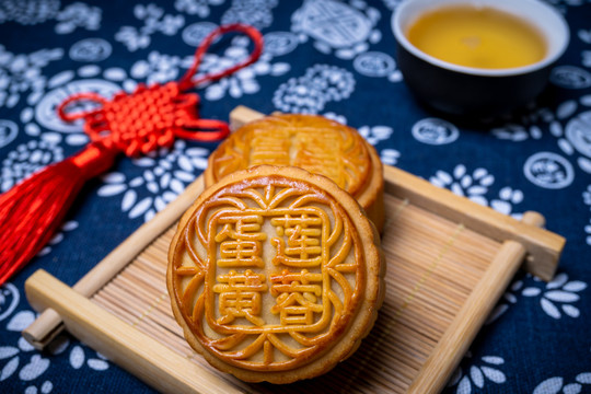 中国风蛋黄莲蓉月饼