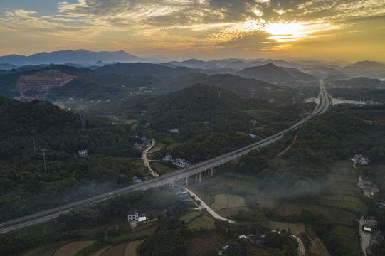 晚霞下的高速公路